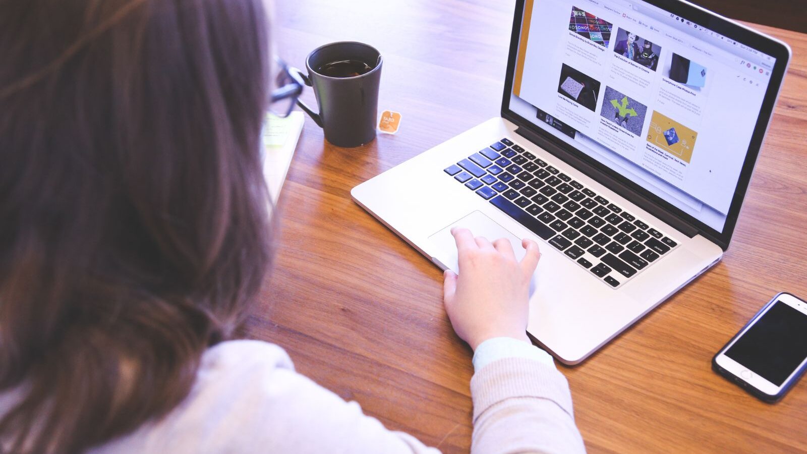 persona al computer alle prese con i cookie
