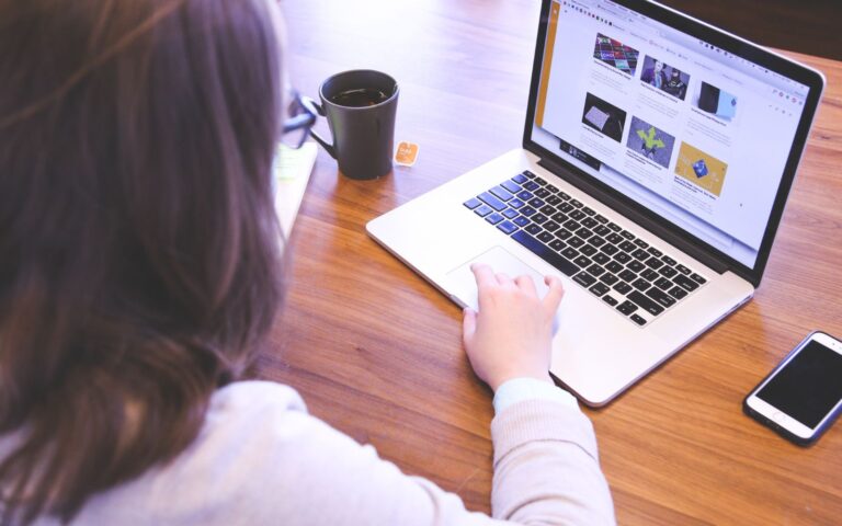 persona al computer alle prese con i cookie