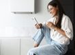 Un donna intenta a guardare uno smartphone