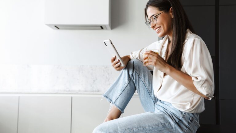 Un donna intenta a guardare uno smartphone