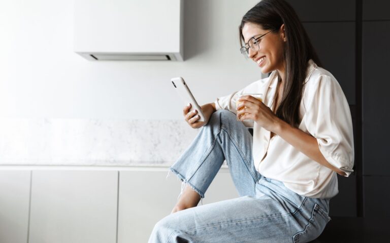 Un donna intenta a guardare uno smartphone