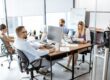 Persone che lavorano al computer