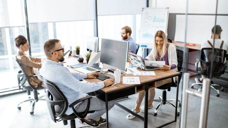 Persone che lavorano al computer
