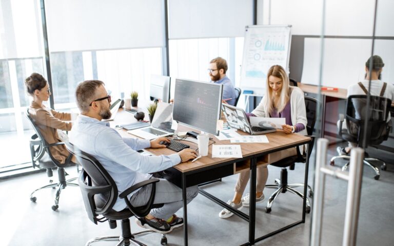 Persone che lavorano al computer