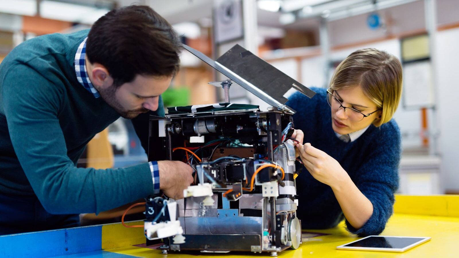 Persone con robot industriale