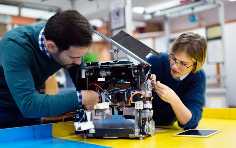 Persone con robot industriale