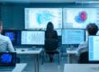 Persone in una sala controllo