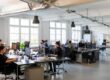 Ufficio dove persone lavorano tramite soluzioni cloud
