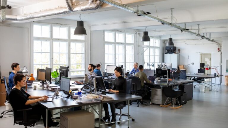 Ufficio dove persone lavorano tramite soluzioni cloud