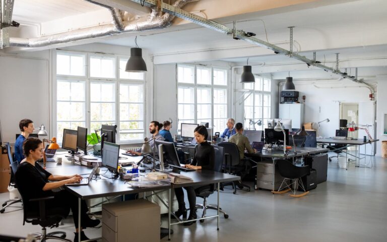 Ufficio dove persone lavorano tramite soluzioni cloud