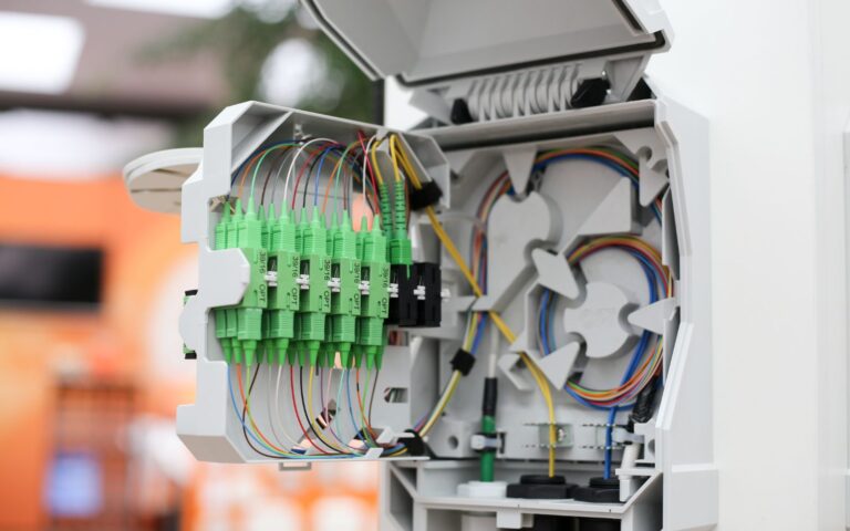 Adozione fibra ottica – Web Immagine di un ROE, ripartitore di fibra ottica