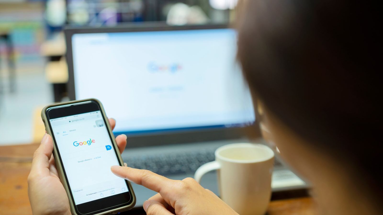 traffico organico google- Web Una persona guarda google attraverso uno smartphone