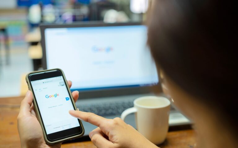 traffico organico google- Web Una persona guarda google attraverso uno smartphone