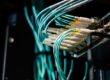 Apparato che connette fibre ottiche