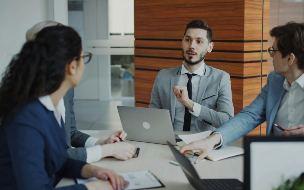 Ufficio con persone che lavorano
