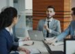 Ufficio con persone che lavorano