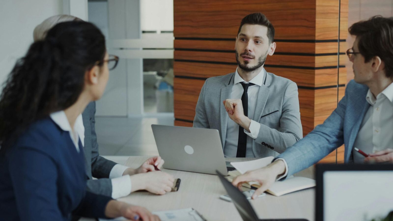 Connettività business – Web Ufficio con persone che lavorano