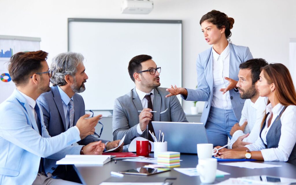 Persone di sedute attorno a un tavolo che discutono di lavoro