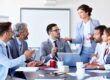 Persone di sedute attorno a un tavolo che discutono di lavoro