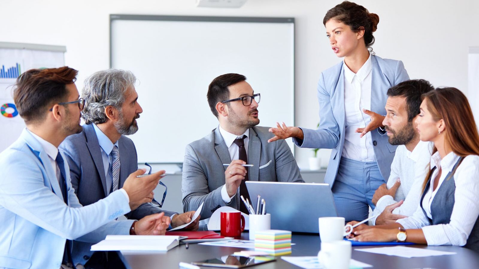 Trasformazione digitale PMI – Web Persone di sedute attorno a un tavolo che discutono di lavoro