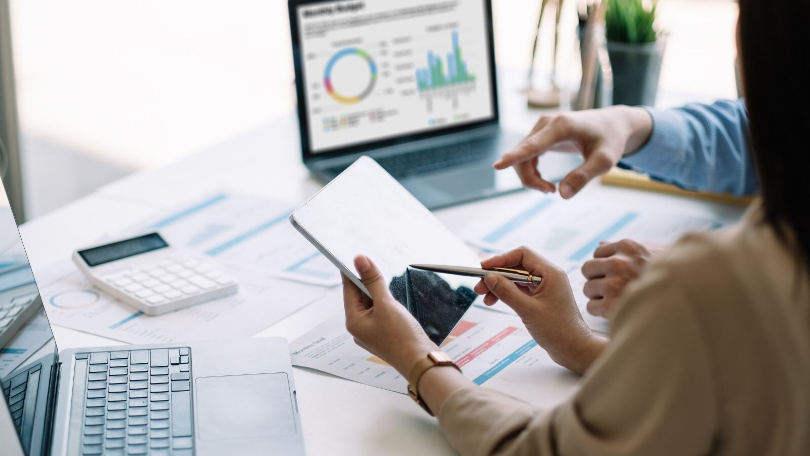 IA cloud e sovranità – Web persone in ufficio