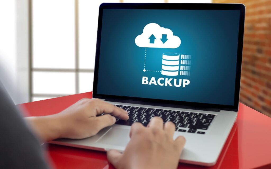 Un computer che fa il backup di un archivio cloud