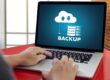 Un computer che fa il backup di un archivio cloud