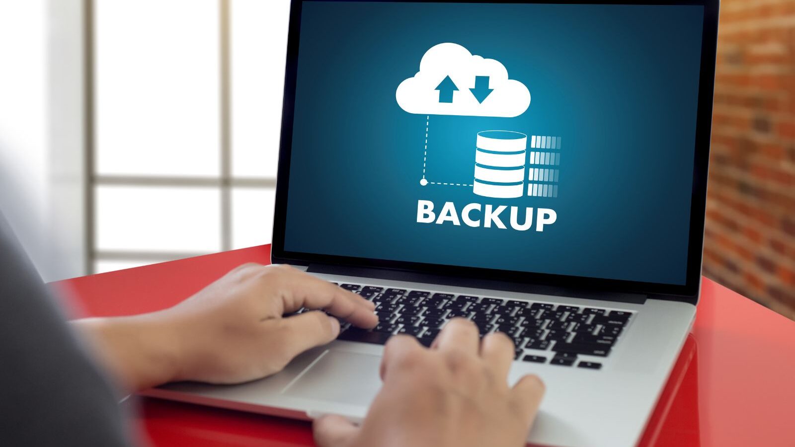 Backup del cloud – Web Un computer che fa il backup di un archivio cloud
