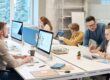 Persone in ufficio che lavorano al computer
