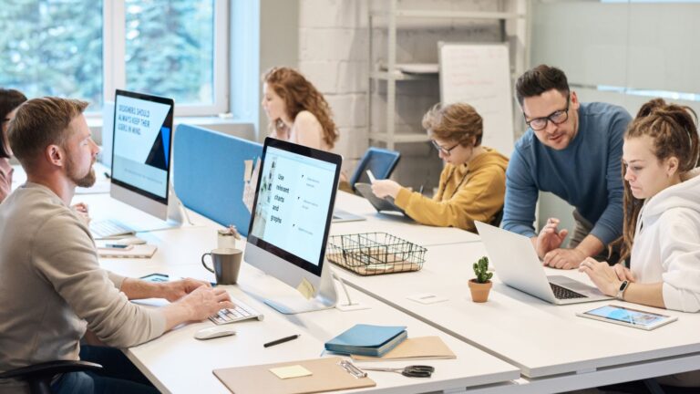 Persone in ufficio che lavorano al computer