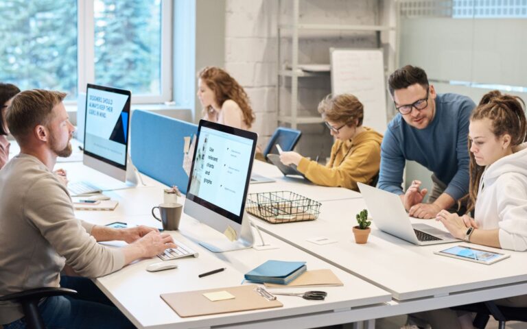 Digitalizzazione imprese- Web Persone in ufficio che lavorano al computer
