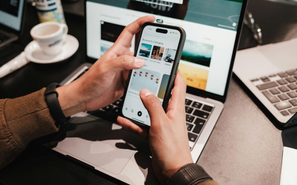 Persona che consulta uno smartphone connesso alla Wi-Fi aziendale