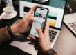 Persona che consulta uno smartphone connesso alla Wi-Fi aziendale