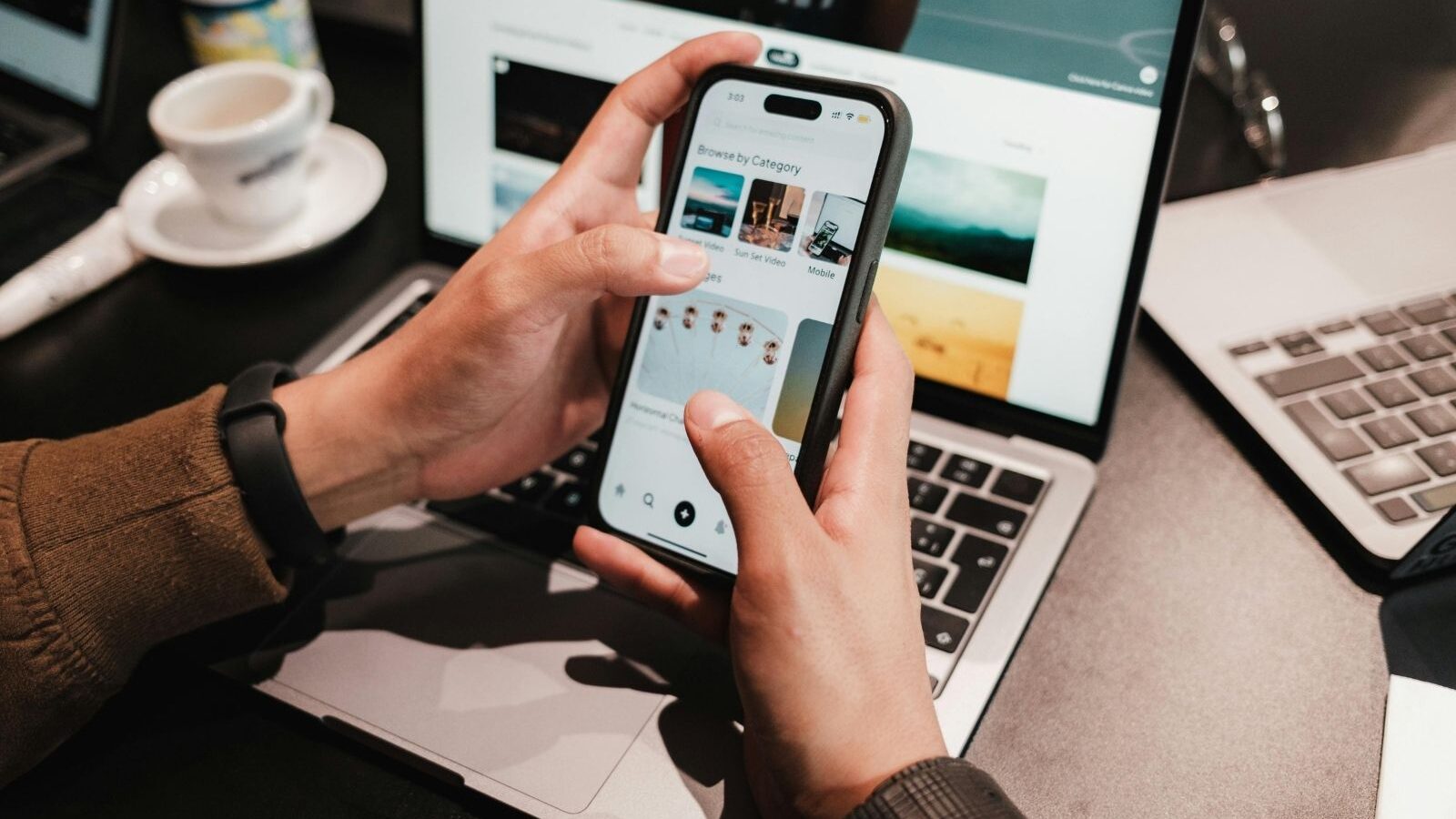 Wi-Fi aziendale – Web Persona che consulta uno smartphone connesso alla Wi-Fi aziendale