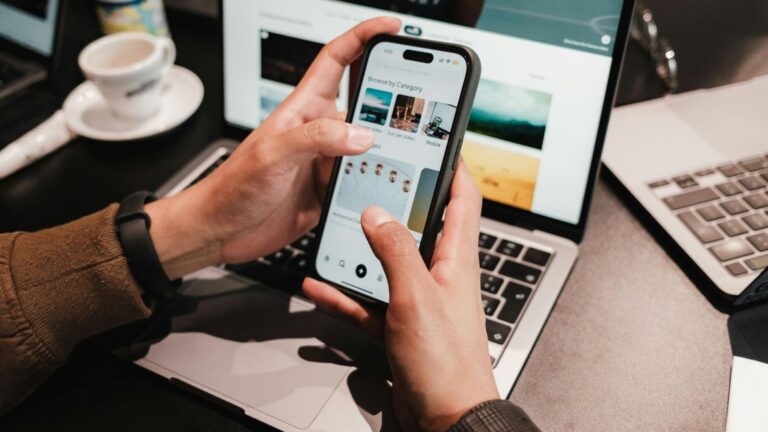 Wi-Fi aziendale – Web Persona che consulta uno smartphone connesso alla Wi-Fi aziendale