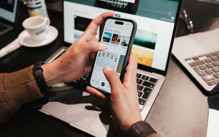 Wi-Fi aziendale – Web Persona che consulta uno smartphone connesso alla Wi-Fi aziendale