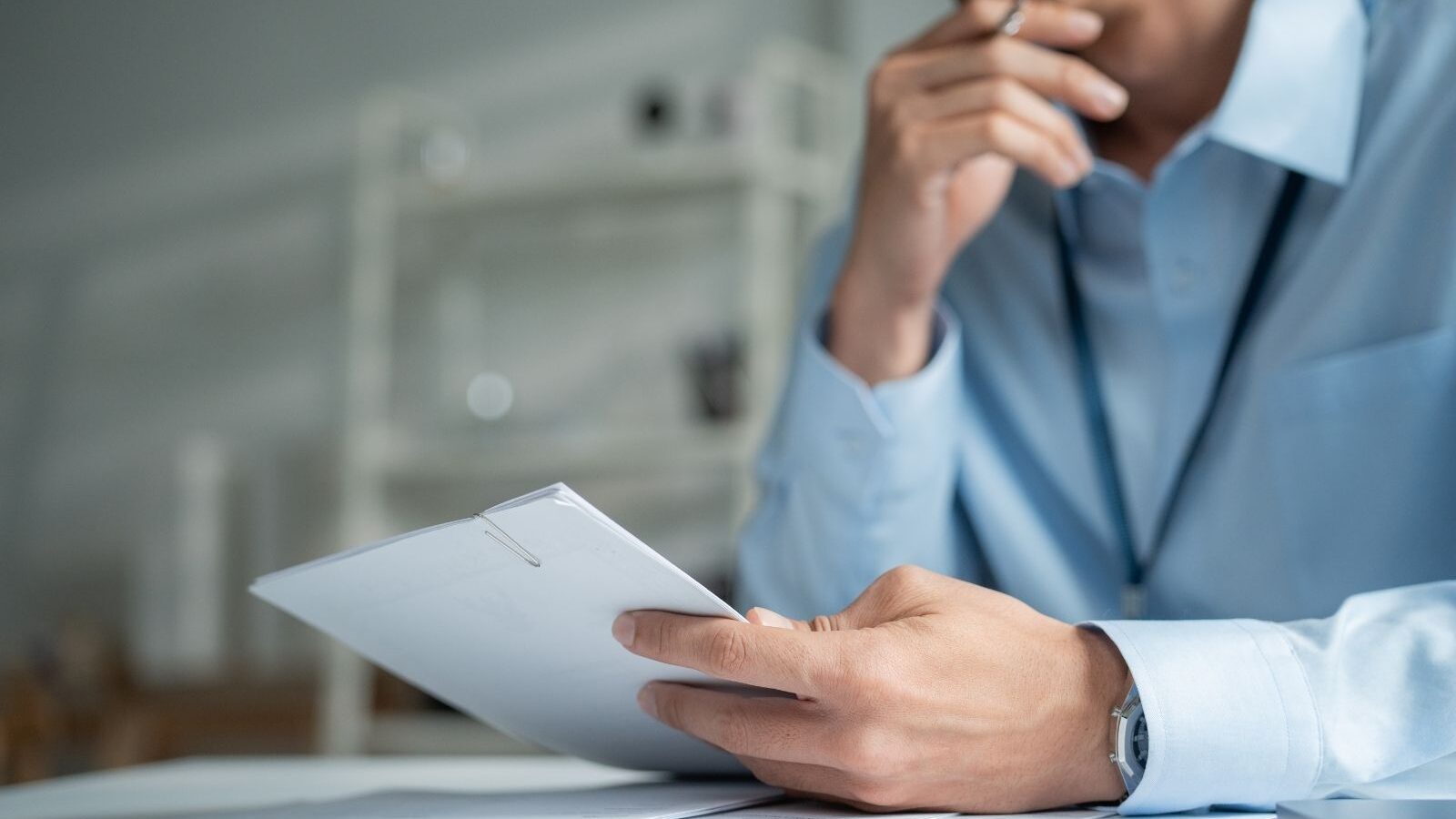 AI Act – Web Una persona tiene in mano dei documenti