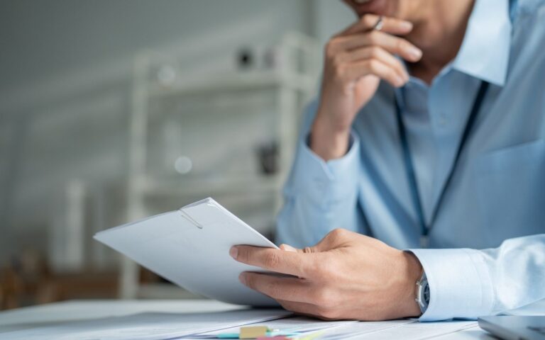 AI Act – Web Una persona tiene in mano dei documenti