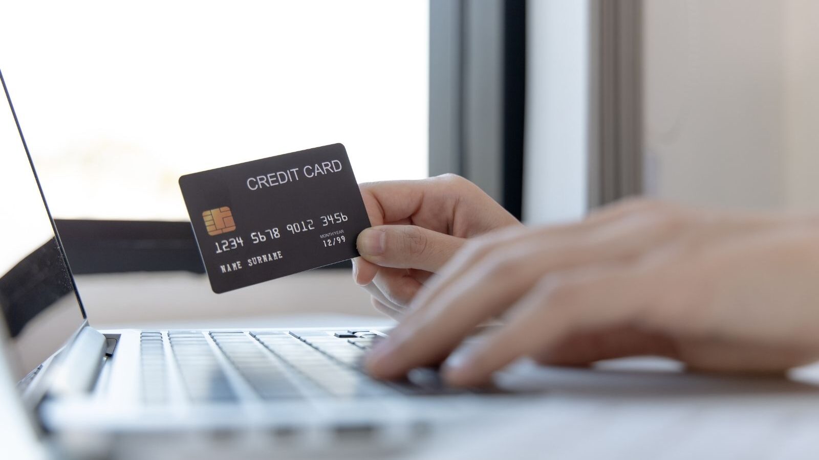 phishing deepfake – Web Persona al computer che sa una carta di credito