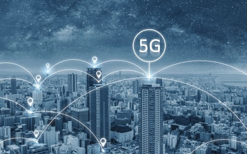 Paesaggio futuristico con 5G