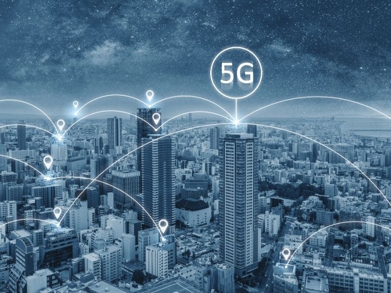 Paesaggio futuristico con 5G